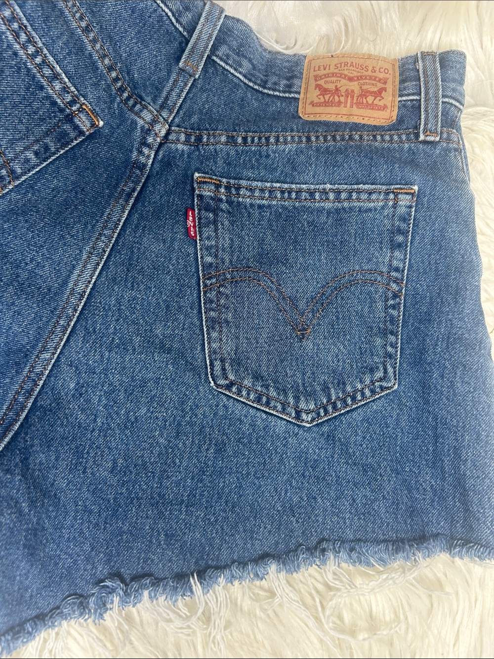 Levi's Shorts Women's Size 28 High Waisted Mom Shorts Frayed Hem Medium Wash